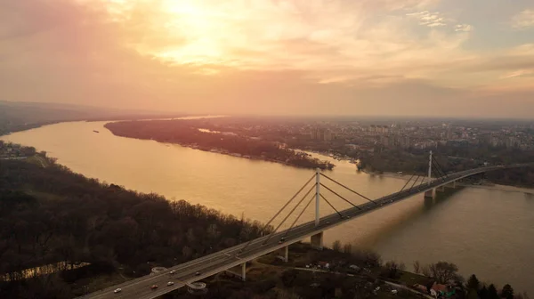 Красивый беспилотный снимок моста Нови-Сад на закате — стоковое фото