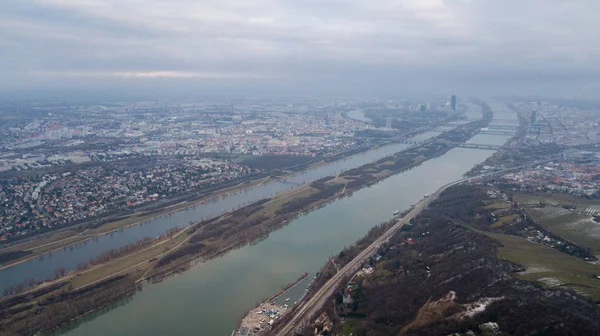 Prachtige drone schot van Wenen en de rivier de Donau — Stockfoto