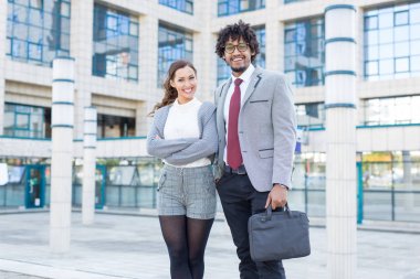 Kamera gündüz gülümseyen kendi ofisi önünde duran iki güzel genç iş adamları