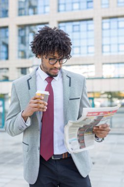 Dışarı çıkmak yakışıklı genç iş adamı ile kahve molası gazete okuma