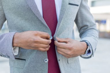 Onun takım elbise gündüz kadar düğmelerini bir iş adamı closeup