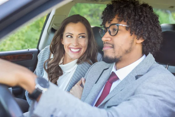 Feliz Jovem Casal Dirigindo Carro Enquanto Sorrindo Menina Está Olhando — Fotografia de Stock
