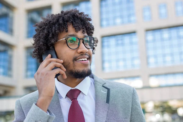 Onun ofis binası önünde telefonda konuşurken yakışıklı iş adamı