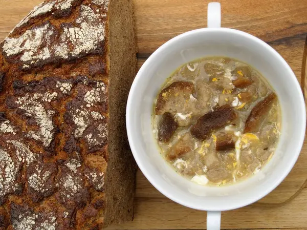 Ekmek çorbası ekmek ile