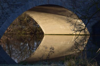 Nehir kemerinin altındaki şafak