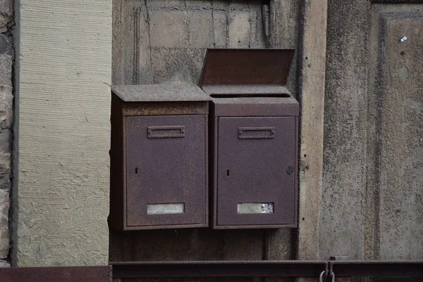 İki paslı çifte posta kutusu. Biri açık.