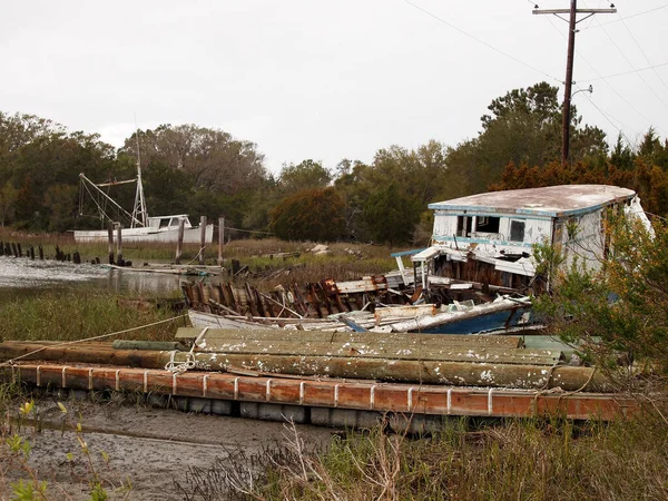 Barcos abandonados em um pântano — Fotografia de Stock