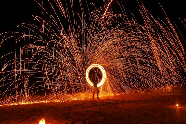 Мужчина Показывает Качающийся Огонь Танцующий Пляже Ночью — стоковое фото