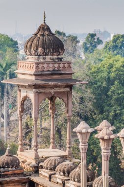 Uttar Pradesh Eyaleti, Hindistan Lucknow 'daki Bara Imambara' da küçük bir kule.