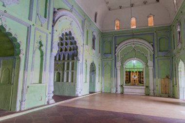 Lucknow, Hindistan - 3 Şubat 2017: Lucknow, Uttar Pradesh Eyaleti, Hindistan 'daki Bara Imambara' nın merkez salonu