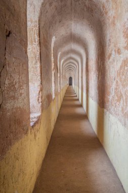 Lucknow, Hindistan - 3 Şubat 2017: Lucknow, Uttar Pradesh Eyaleti, Hindistan 'daki Bara Imambara' da dar koridor