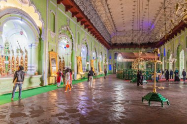 Lucknow, Hindistan - 3 Şubat 2017: Lucknow, Uttar Pradesh Eyaleti, Hindistan 'daki Bara Imambara' nın merkez salonu