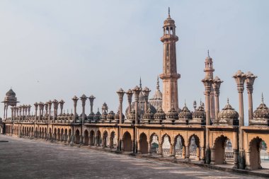 Uttar Pradesh Eyaleti, Hindistan 'da Lucknow' da Bara Imambara 'nın dekoratif parmaklıkları. Arkadaki Asfi camii..