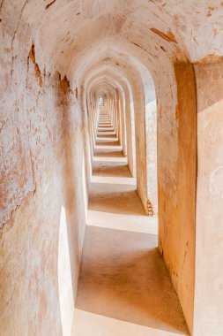 Lucknow, Uttar Pradesh Eyaleti, Hindistan 'daki Bara Imambara' da dar koridor.