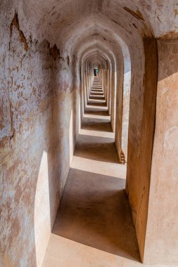 Lucknow, Hindistan - 3 Şubat 2017: Lucknow, Uttar Pradesh Eyaleti, Hindistan 'daki Bara Imambara' da dar koridor