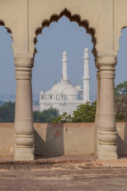 Lucknow, Uttar Pradesh Eyaleti, Hindistan 'daki Bara Imambara' dan Teele Wali Camii manzarası