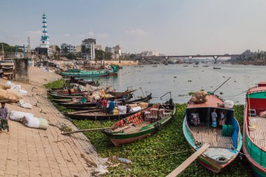 Dhaka, Bangladeş - 22 Kasım 2016: Bangladeş, Dhaka 'daki Buriganga nehrinde tahta botlar