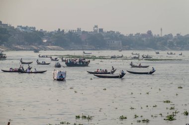 Dhaka, Bangladeş - 22 Kasım 2016: Bangladeş 'in Dhaka kentindeki Buriganga nehrinde küçük ahşap botlar