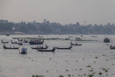 Dhaka, Bangladeş - 22 Kasım 2016: Bangladeş 'in Dhaka kentindeki Buriganga nehrinde küçük ahşap botlar