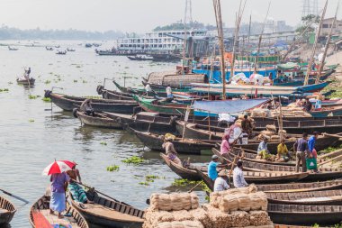 Dhaka, Bangladeş - 22 Kasım 2016: Bangladeş 'in Dhaka kentindeki Buriganga nehrinde küçük ahşap botlar