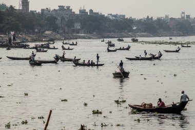 Dhaka, Bangladeş - 22 Kasım 2016: Bangladeş 'in Dhaka kentindeki Buriganga nehrinde küçük ahşap botlar