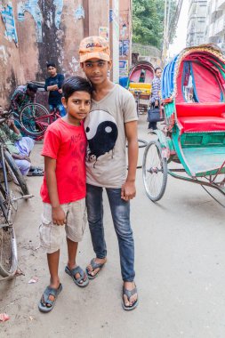 Dhaka, Bangladeş - 22 Kasım 2016: Old Dhaka, Bangladeş 'te bir sokakta iki çocuk