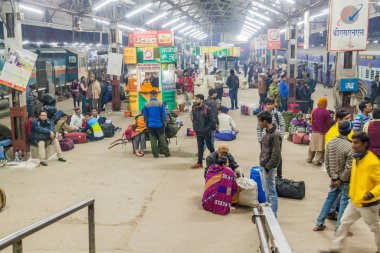 Lucknow, Hindistan - 3 Şubat 2017: Lucknow, Uttar Pradesh Eyaleti, Hindistan 'daki tren istasyonu platformu