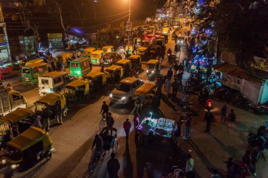 Lucknow, Hindistan - 3 Şubat 2017: Lucknow, Uttar Pradesh Eyaleti, Hindistan 'daki bir sokak trafiğinin gece görüntüsü