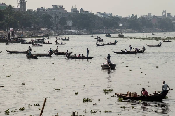 Дака Бангладеш Ноября 2016 Маленькие Деревянные Лодки Реке Буриганга Дакке — стоковое фото