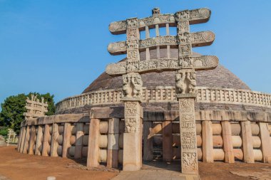Stupa 1 'in görüntüsü, Sanchi, Madhya Pradesh, Hindistan' daki antik Budist anıtı