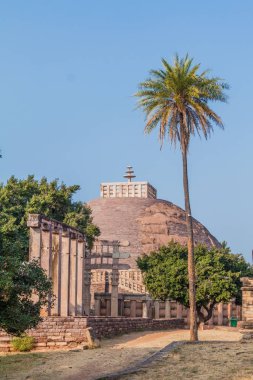 Stupa 1, 18. tapınağın arkasında, Sanchi 'deki antik Budist anıtları, Madhya Pradesh, Hindistan