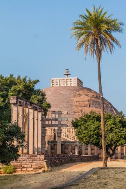 Stupa 1, 18. tapınağın arkasında, Sanchi 'deki antik Budist anıtları, Madhya Pradesh, Hindistan