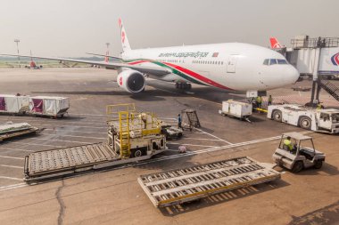 Dhaka, Bangladeş - 23 Kasım 2016: Bangladeş 'teki Shahjalal Uluslararası Havalimanı' nda Biman Bangladeş Havayolları uçağı