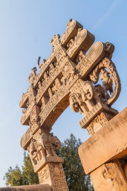 Büyük Stupa 'nın Kapısı (Torana), Sanchi, Madhya Pradesh, Hindistan' daki antik Budist anıtı