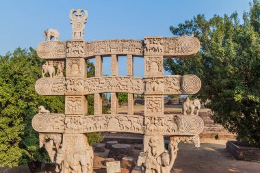Büyük Stupa 'nın Kapısı (Torana), Sanchi, Madhya Pradesh, Hindistan' daki antik Budist anıtı