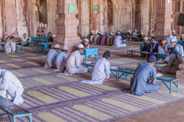 Bhopal, Hindistan - 5 Şubat 2017: Hindistan 'ın Madhya Pradesh eyaletindeki Taj-ul-Mescid camisinde Kur' an öğrencileri