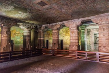 Ajanta, Hindistan - 6 Şubat 2017: Ajanta, Maharasthra eyaletinde bir uçuruma oyulmuş Budist mağarasının içi