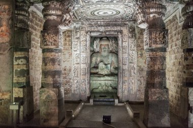 Ajanta, Hindistan - 6 Şubat 2017: Ajanta, Maharasthra eyaletinde bir uçuruma oyulmuş Budist mağarasının içi