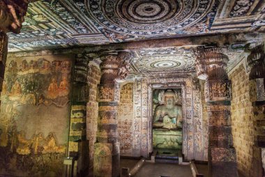 Ajanta, Hindistan - 6 Şubat 2017: Ajanta, Maharasthra eyaletinde bir uçuruma oyulmuş Budist mağarasının içi