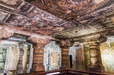 Ajanta, Hindistan - 6 Şubat 2017: Ajanta, Maharasthra eyaletinde bir uçuruma oyulmuş Budist mağarasının içi