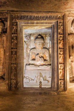 Ajanta, Hindistan - 6 Şubat 2017: Budist mağaradaki Buda resmi Ajanta, Maharasthra Eyaleti, Hindistan 'da bir uçuruma oyuldu