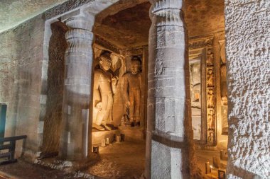 Ajanta, Hindistan - 6 Şubat 2017: Ajanta, Maharasthra eyaletinde bir uçuruma oyulmuş Budist mağarasının içi