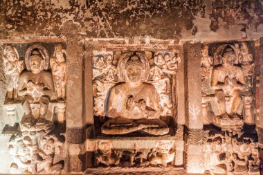 Ajanta, Hindistan - 6 Şubat 2017: Ajanta, Maharasthra eyaletinde bir uçuruma oyulmuş Buda resimleri
