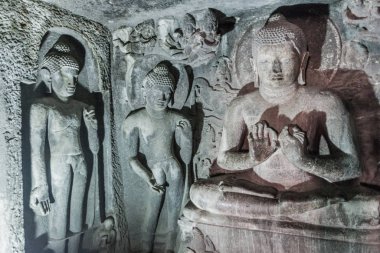Ajanta, Hindistan - 6 Şubat 2017: Ajanta, Maharasthra eyaletinde bir uçuruma oyulmuş bir manastırda Buda resimleri (vihara)