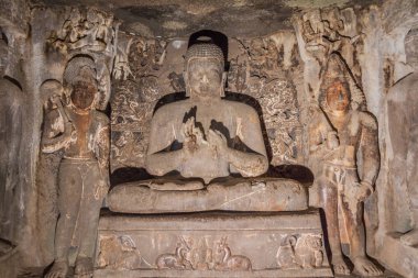 Ajanta, Hindistan - 6 Şubat 2017: Ajanta, Maharasthra eyaletinde bir uçuruma oyulmuş bir manastırda Buda resmi (vihara)