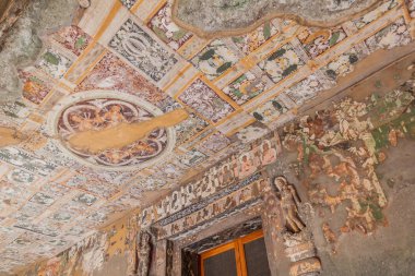 Ajanta, Hindistan - 6 Şubat 2017: Renkli dekore edilmiş vihara (manastır), 17. Mağara, Ajanta, Maharasthra eyaletinde bir uçuruma oyulmuş.
