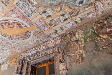 Ajanta, Hindistan - 6 Şubat 2017: Renkli dekore edilmiş vihara (manastır), 17. Mağara, Ajanta, Maharasthra eyaletinde bir uçuruma oyulmuş.