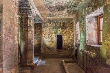 Ajanta, Hindistan - 6 Şubat 2017: Renkli dekore edilmiş vihara (manastır), 17. Mağara, Ajanta, Maharasthra eyaletinde bir uçuruma oyulmuş.