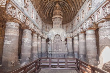 Budist Chaitya (ibadet salonu), mağara 19, Ajanta, Maharasthra eyaletinde bir uçuruma oyulmuş.