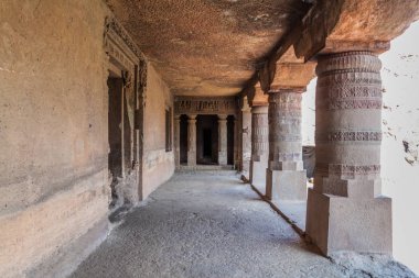 Ajanta, Hindistan - 6 Şubat 2017: Ajanta, Maharasthra eyaletinde bir uçuruma oyulmuş manastır (vihara)